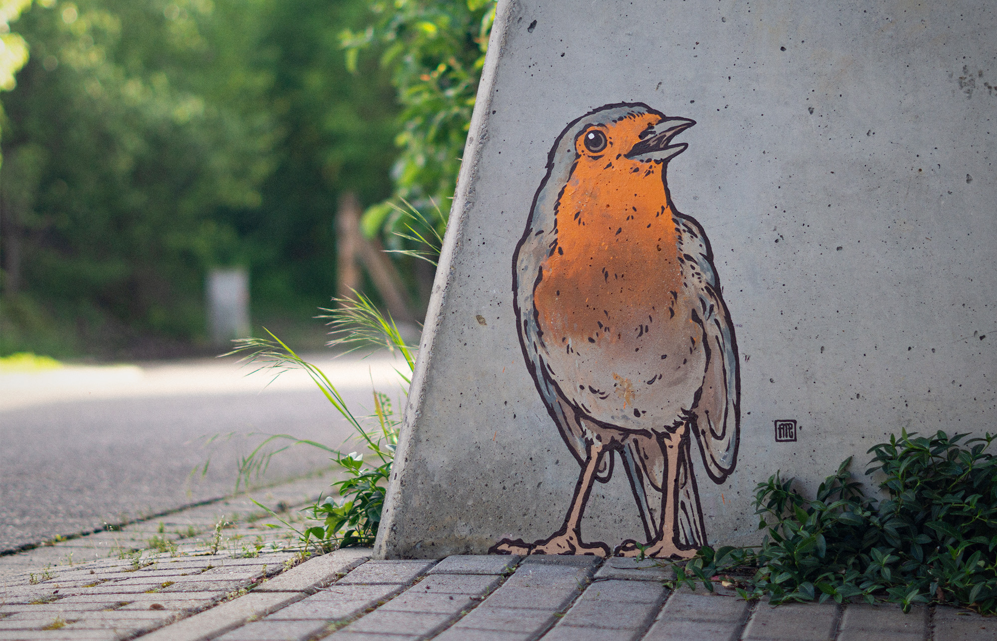 Stehendes kleines Rotkehlchen auf Gussbetonwand gemalt.